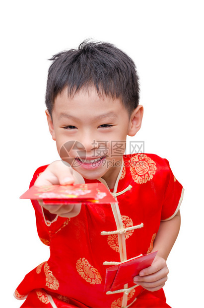 身着传统服装的亚裔男孩持有Angpow或红包图片