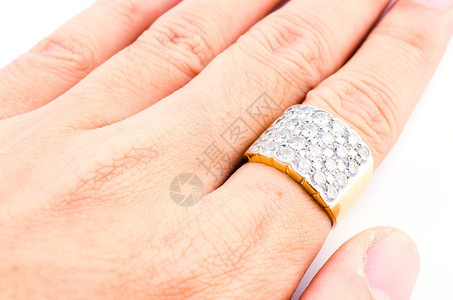 手指上的钻石戒指在白色图片