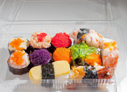 装在塑料盒里的日本食图片