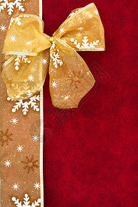 红背景的金丝结弓与雪花图片