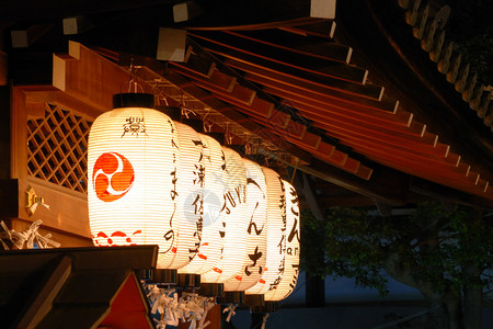 日本京都八坂神社木庙屋顶下的一排图片