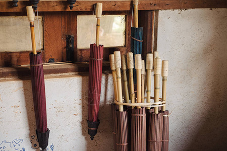 缅甸纸伞式制纸和装饰当地手工制作讲习班图片