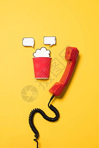 近视电话听筒和纸杯黄色上隔图片