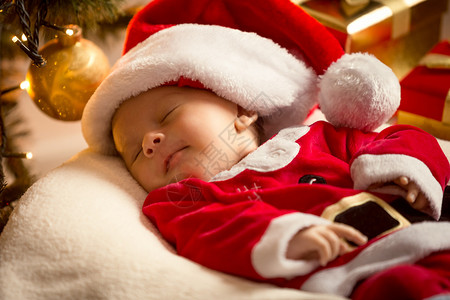 圣诞树下面的圣诞装扮中婴儿男的肖像圣诞图片