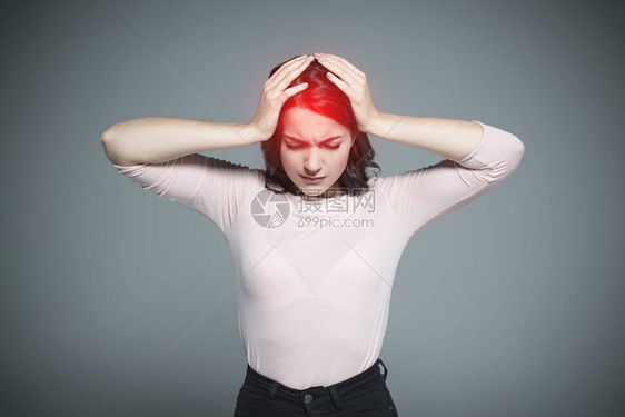头上有头痛和红色痛点的女人图片