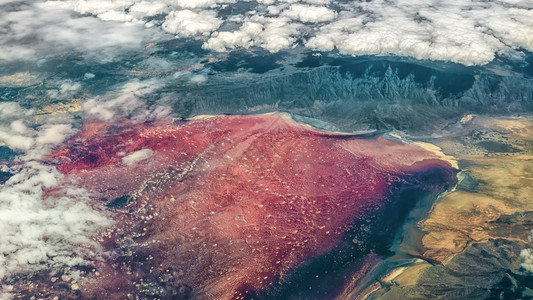 在坦桑尼亚乞力马扎罗山附近发现的纳特龙湖的空中视图图片