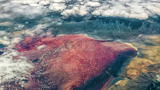 在坦桑尼亚乞力马扎罗山附近发现的纳特龙湖的空中视图图片