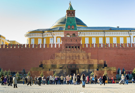 克里姆林宫红场列宁陵墓的游客排队图片
