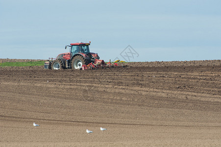 英国乡村农可耕地的拖拉机图片