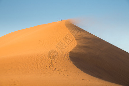 Nambi沙漠的巨沙丘图片