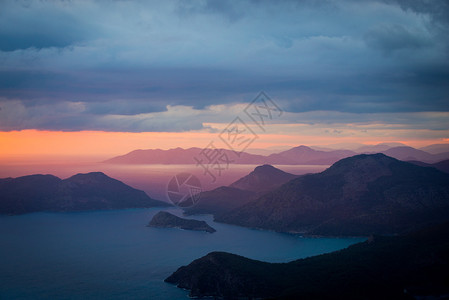 地中海的日落海岸山区和岛屿的光影美丽的桌面壁纸等风景图片