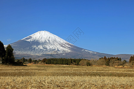 从日本箱根地区看到的白雪皑的富士山图片