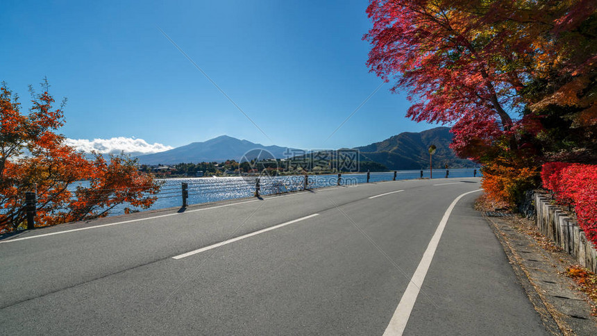 美丽的秋天路风景与湖和山风景背旅行交通公路旅行图片