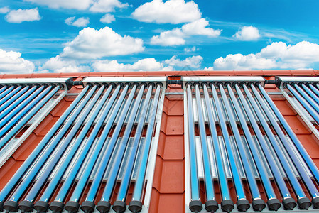 房顶红屋顶的太阳能热水系统太阳图片