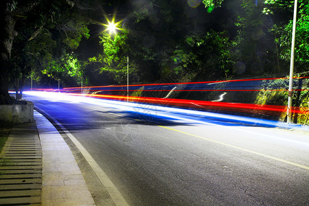 夜间长时间曝光的道路图片