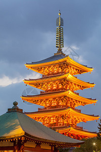 日本红塔和夜蓝天空图片