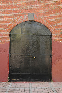 红砖建筑黑门挂锁以防外图片