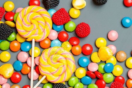 甜美多彩的糖果和棒糖顶视图图片