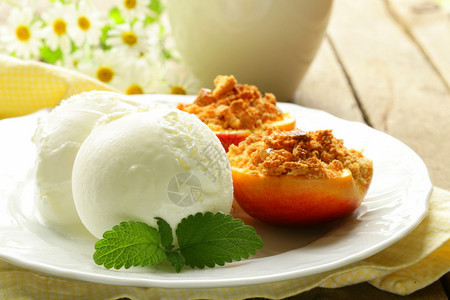 烤桃子配一勺冰淇淋夏日甜点图片