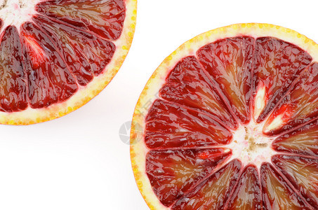 两个血橙在白色背景上的一半特写背景图片