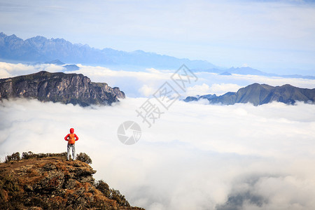 美丽的山峰上的年轻女图片