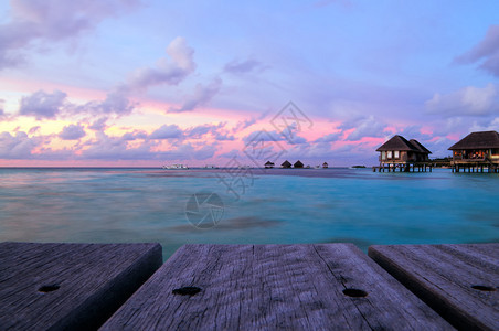 马尔代夫有美丽的黄昏天空和大海的平图片