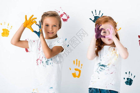 快乐的孩子展示心形的标志用双手用白纸图片