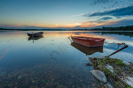 美丽的湖日落与渔船Mazury湖区的波兰湖图片