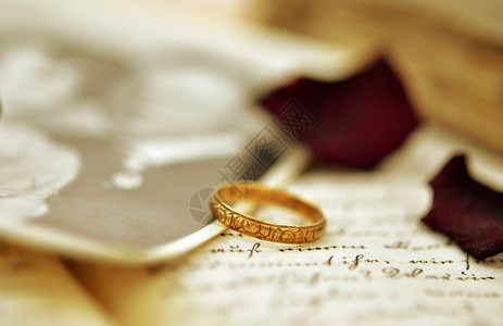 旧日记和复古照片上的旧结婚戒指图片