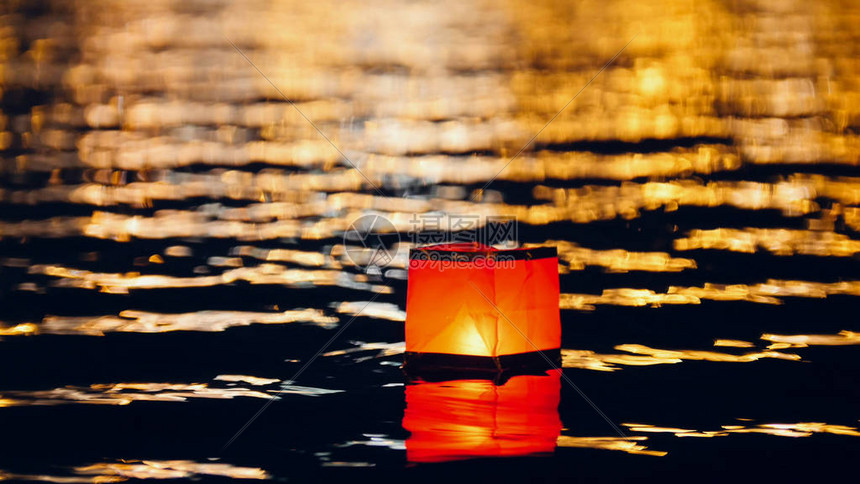 夜间河流上的浮动照明水灯笼长焦图片