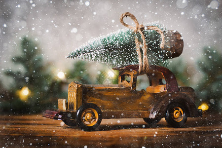 老式玩具木机携带一棵圣诞树图片