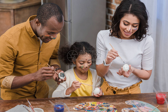 快乐的非裔美国父母和女儿图片