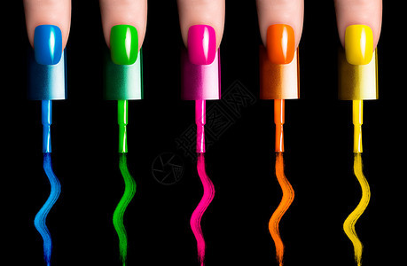 五个手指用五个指甲油刷涂成荧光色修指甲和美甲艺术概念在黑色上隔图片
