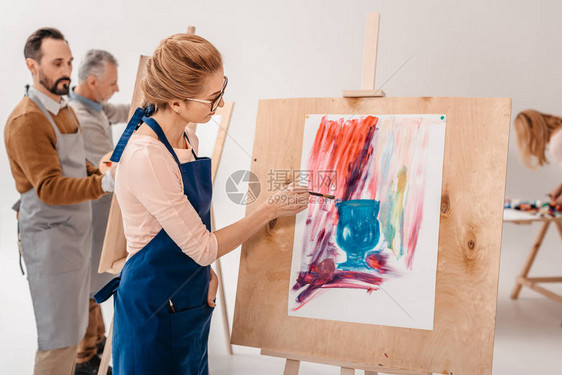 女艺术家在围裙上画着静态生活在艺术演图片