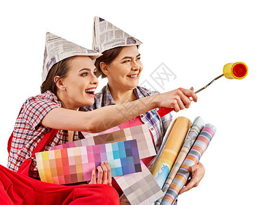 修理拿着油漆滚筒的家庭妇女为墙纸老年母女翻新公寓在报纸帽翻新公图片