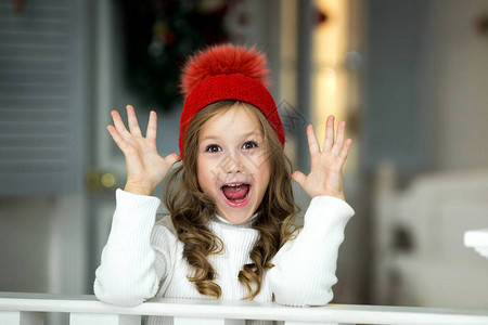带着红帽子微笑的脸女孩圣诞节的概图片