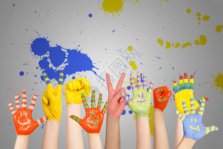 儿童用不同颜色和微笑的手涂背景图片