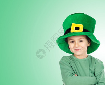 带着圣帕特里克日一顶大帽子的孩子被隔离在超过绿图片