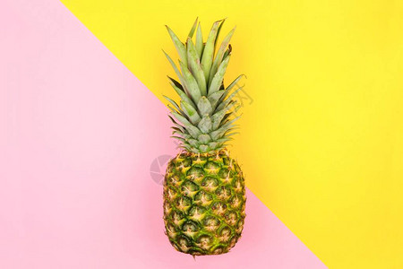 近代粉色和黄色角背景的菠萝图片