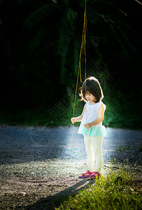 女婴在公园抓藤蔓图片