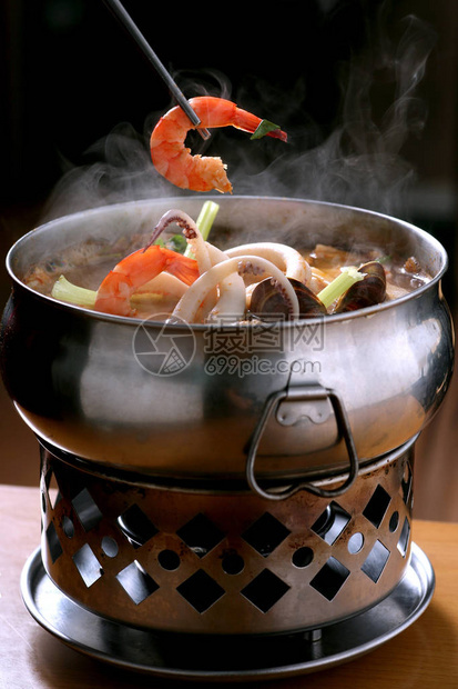 传统的海产食品热锅和虾夹图片