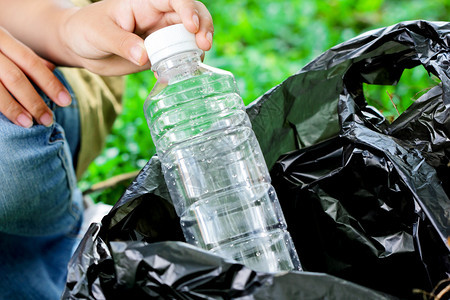 回收塑料瓶废品图片