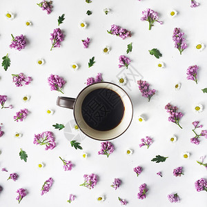 黑色咖啡杯和香米花束以及白背景孤立于白面上的薄饼的顶端视图平面图片