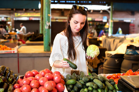 在水果蔬菜市场购物时选择蔬图片