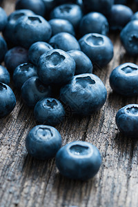 木制背景上的有机蓝莓背景图片