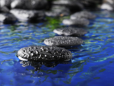 水中禅石与青竹背景图片