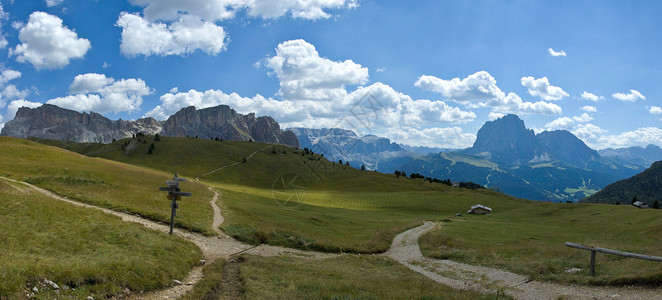 Stevia山和从意大利多洛米特斯的塞达山道上取走的Sasssorun图片