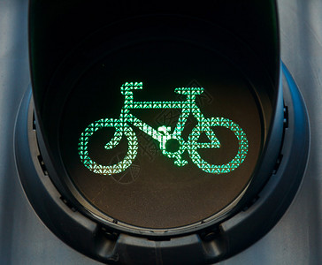 自行车道上的绿色交通灯图片