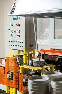 带控制面板的工厂机器窗边的工业设备蛋糕包装置复图片