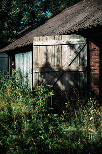 被忽视的谷仓的旧木门图片